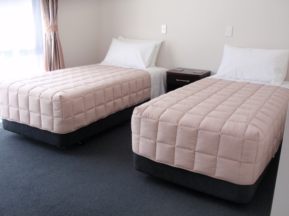 STUDIO, TWIN BEDS