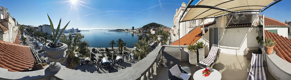Riva Luxury Suites 36/50