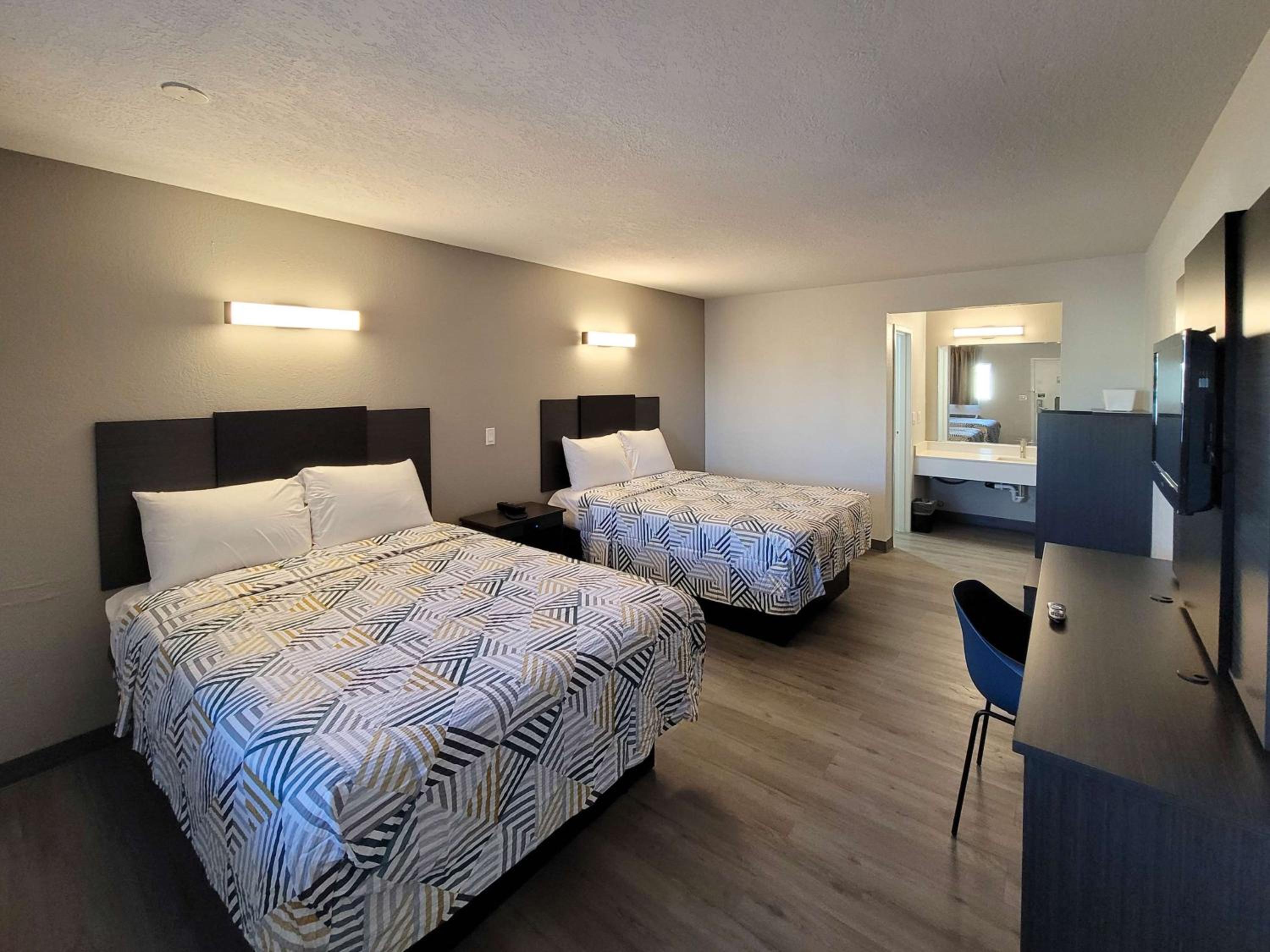 2 Queen Beds - Non-Smoking, Micfridge