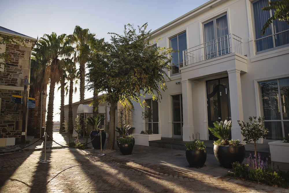Manor House At The Queen Victoria Hotel 44/46