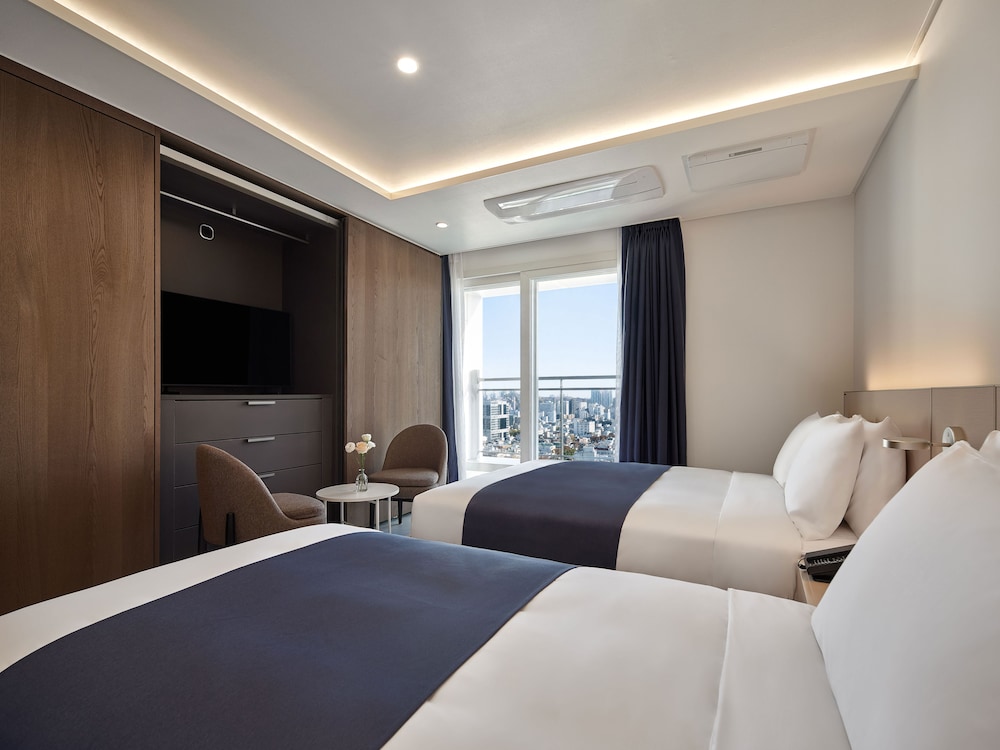 غرفة بريميير ديلوكس عائلية بسريرين منفصلين وسرير مزدوج وسرير فردي، Hotel The Botanik Sewoon Myeongdong 2/5