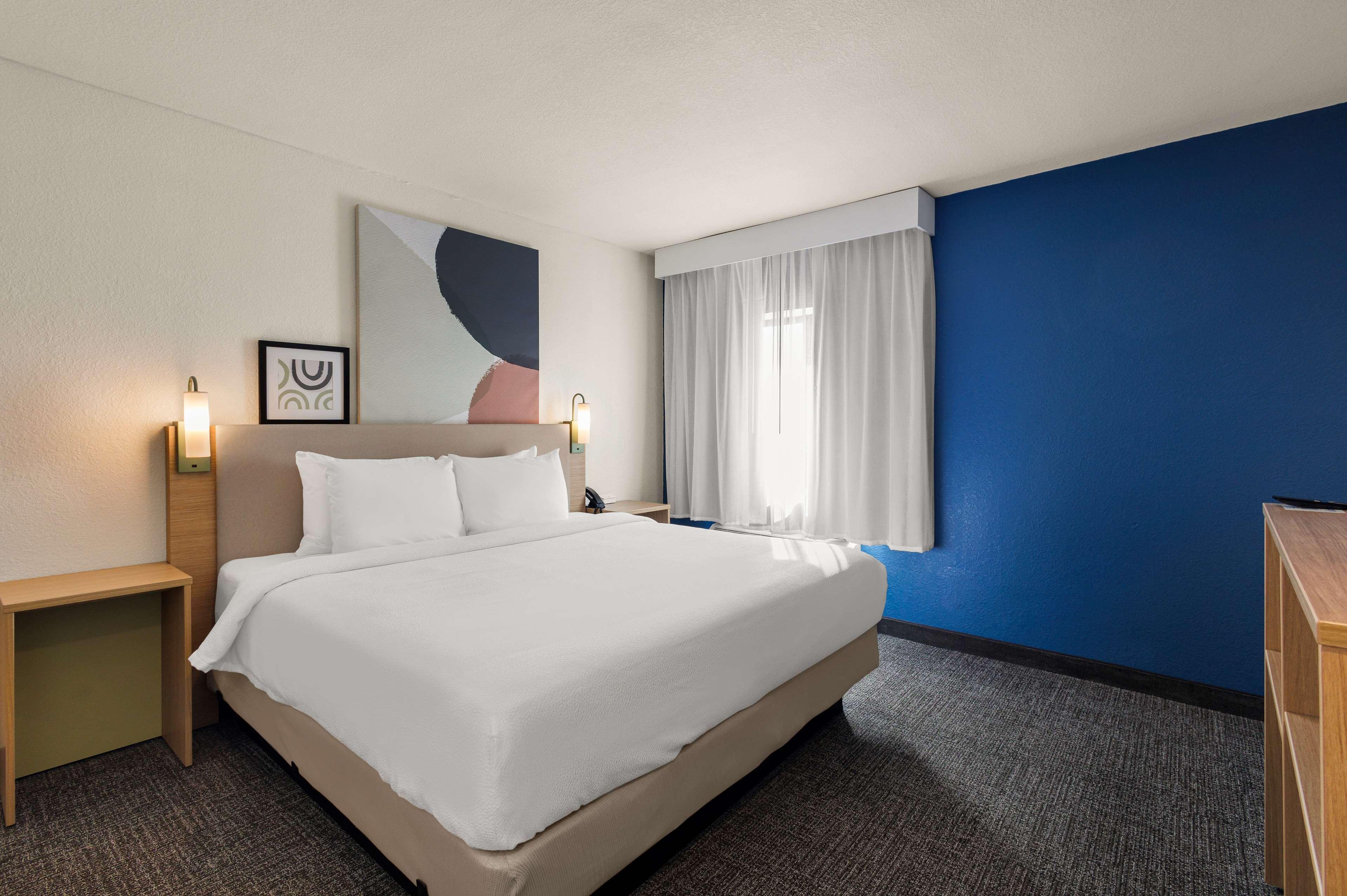1 BEDROOM, SUITE, KING BED