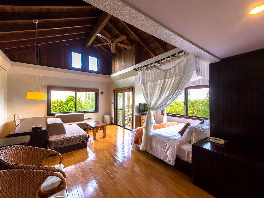 Canopy, Cottage, Villa, King Bed, Side Ocean View, Mountain View