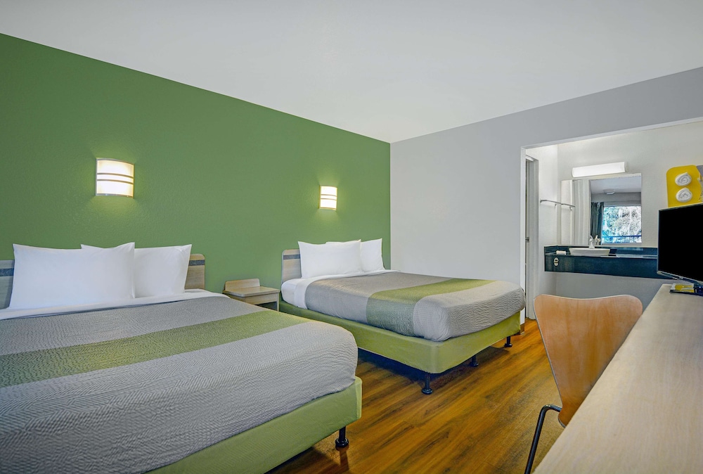 غرفة قياسية بسريرين كوين، Motel6 Tallahassee, FL - Downtown 2/4
