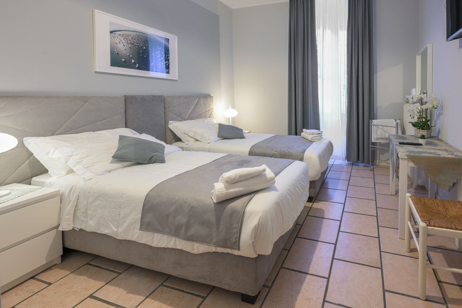 ROOM, QUEEN BED, SHARED BATHROOM