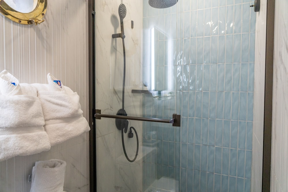 Signature Cottage One Queen، Travellers Beach Resort 3/5