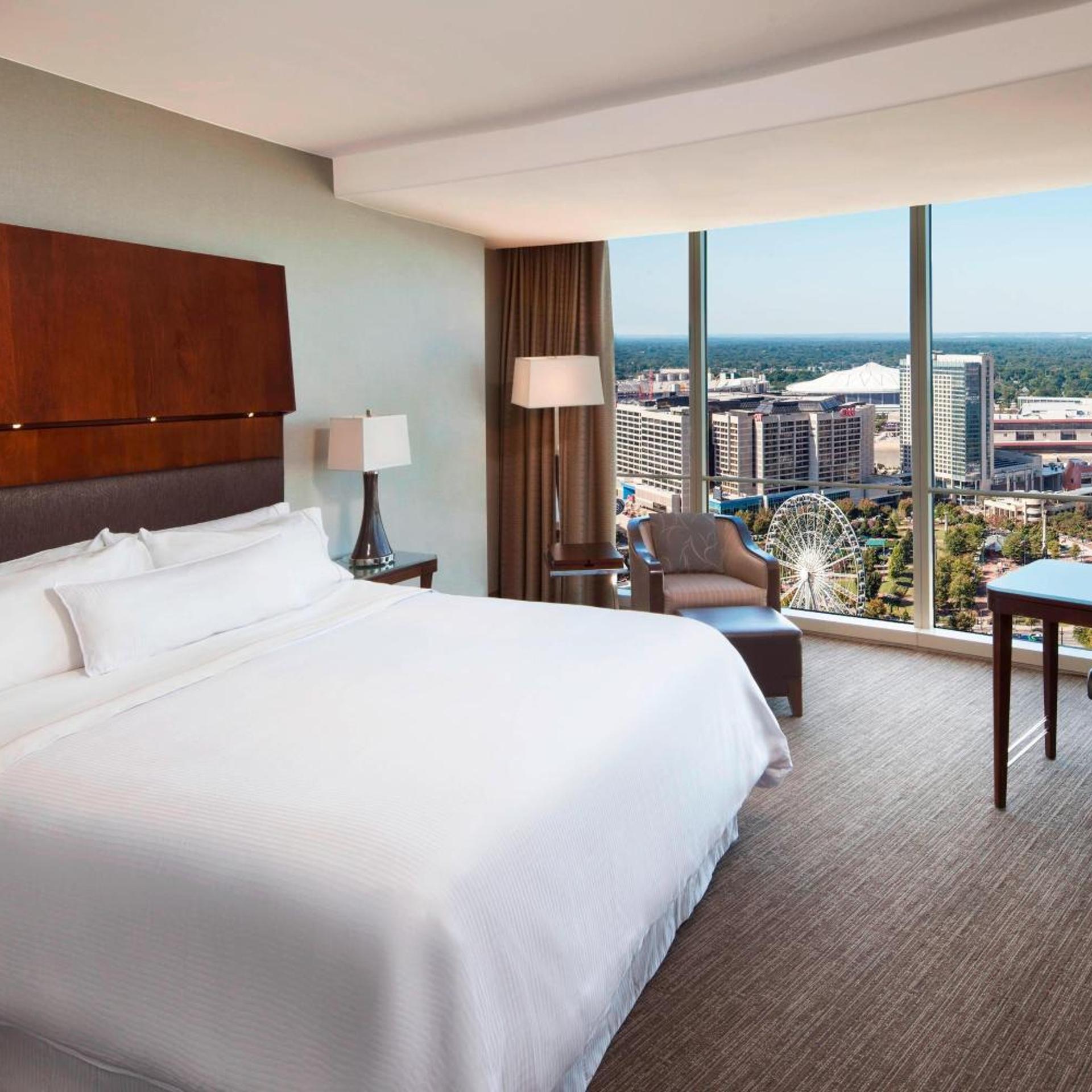 Guest Room, King Bed, Skyline View, High Floor