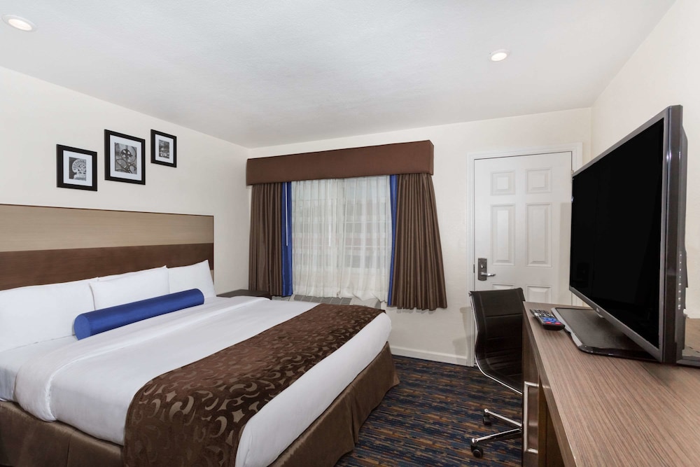 Howard Johnson By Wyndham Berkeley 5/17