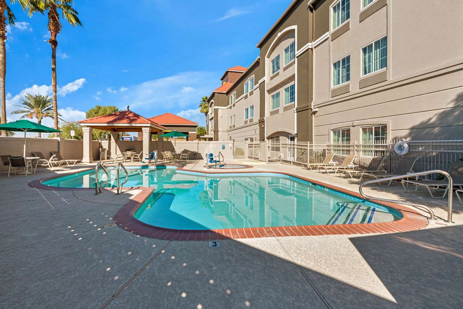La Quinta Inn and Suites Phoenix I-10 West 41/50
