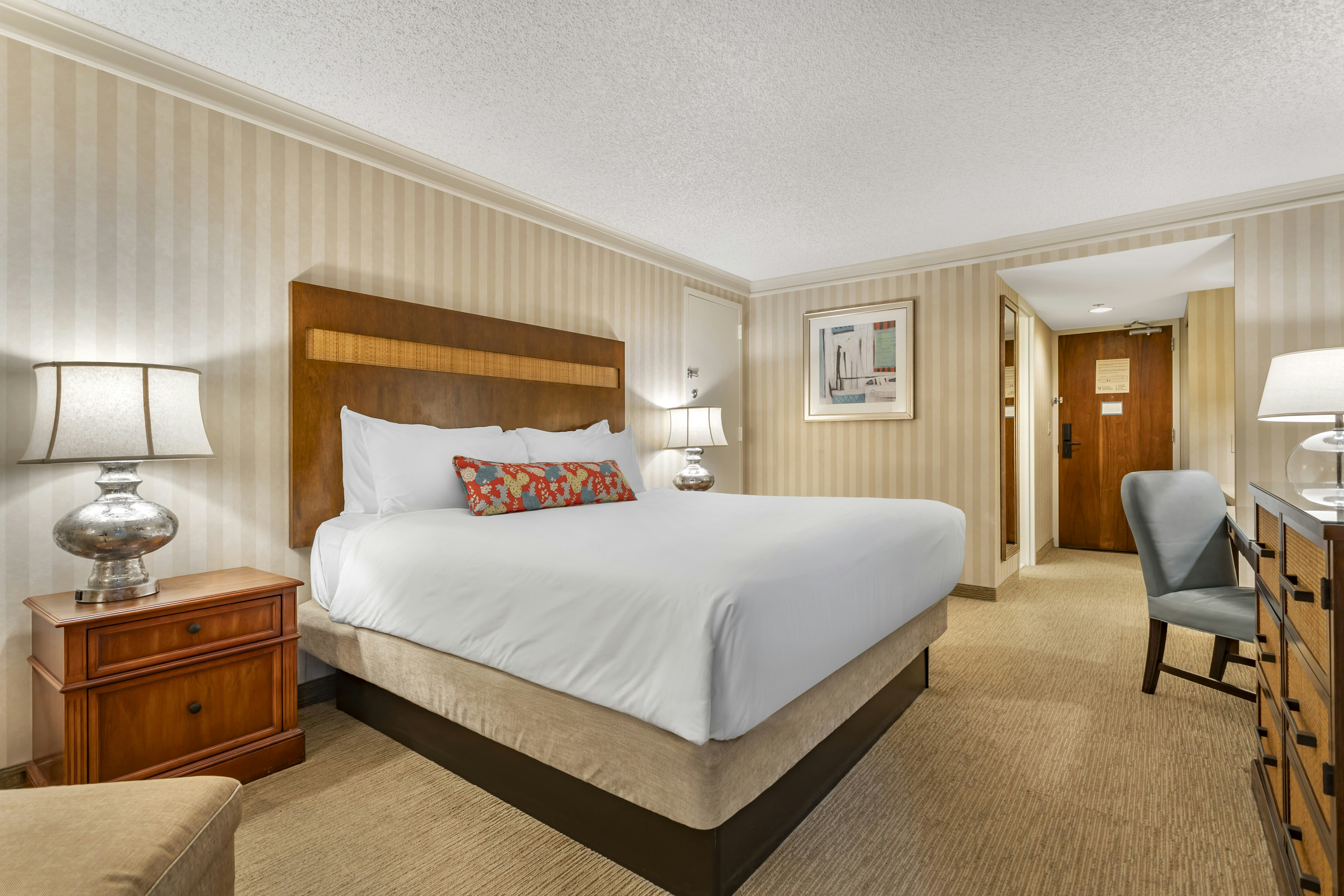 DELUXE, KING BED