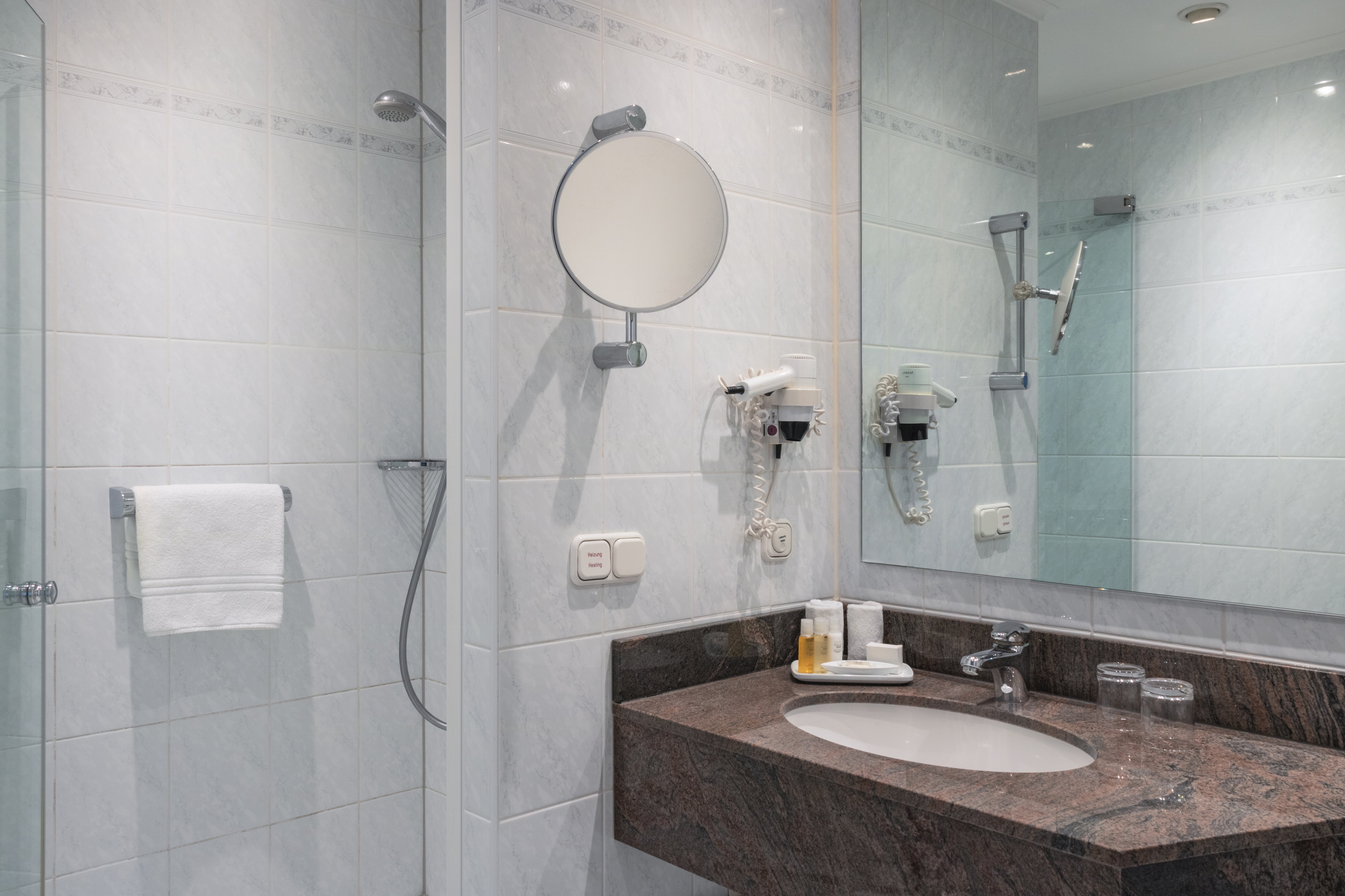 Room, Double Bed, Crowne Plaza Frankfurt Congress Hotel 2/5