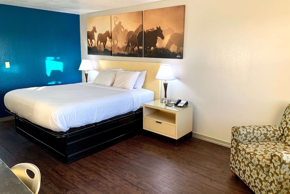 Days Inn By Wyndham Canton 11/43