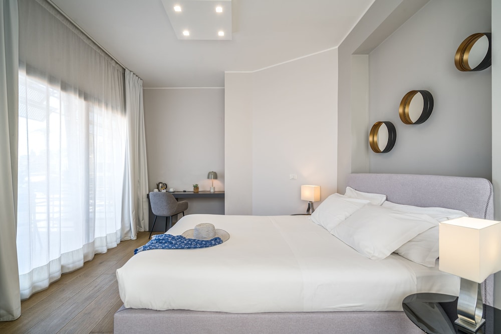 DELUXE, DOUBLE BED