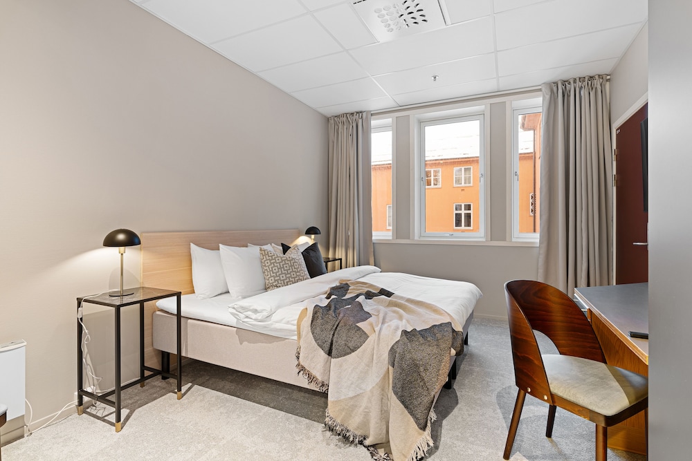 Enter St Elisabeth Suites 17/50