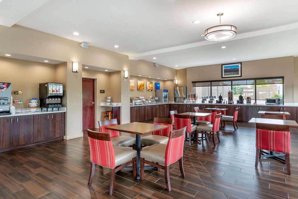 Comfort Suites Pell City near Logan Martin Lake 27/39