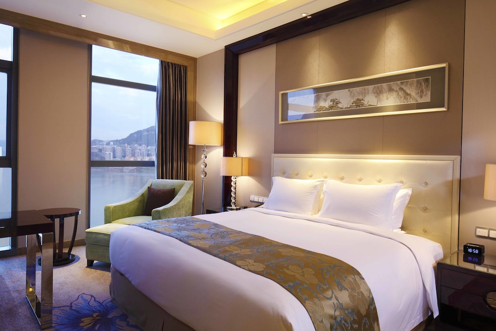 GRAND, KING BED, RIVER VIEW