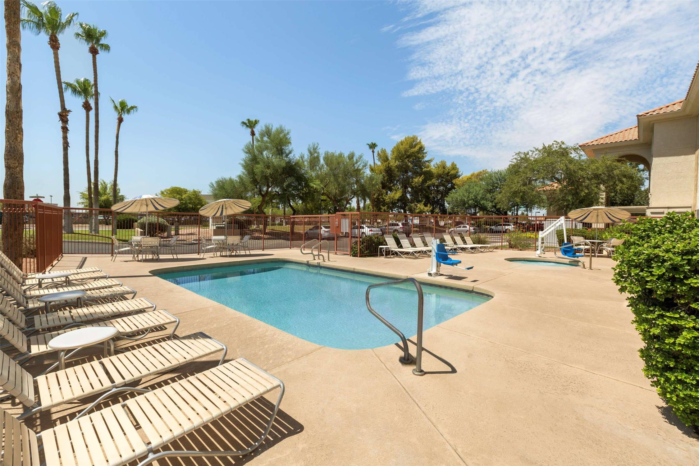 Country Inn & Suites by Radisson, Phoenix Airport, AZ 45/46