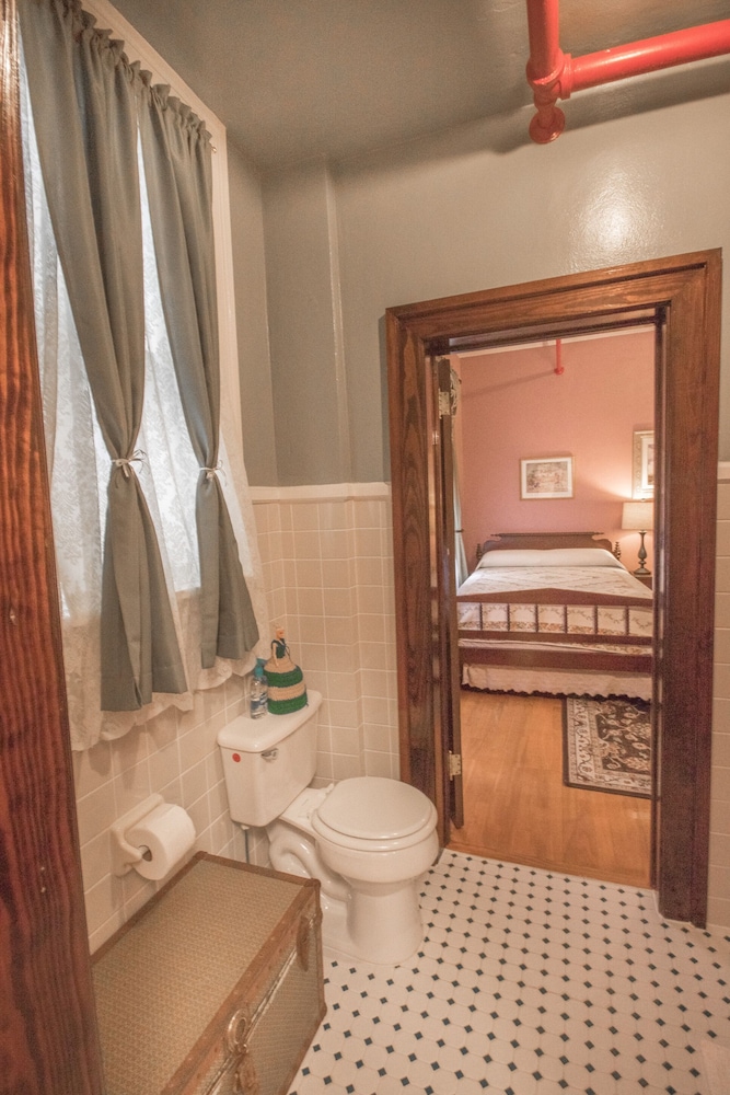 Edgewater Hotel 48/50