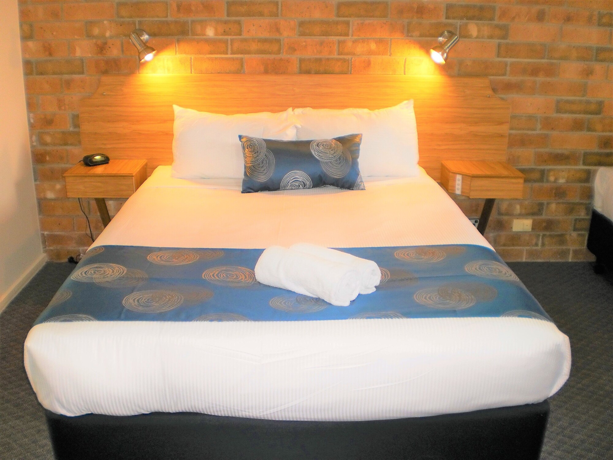 DOWNSTAIRS, DELUXE, QUEEN BED