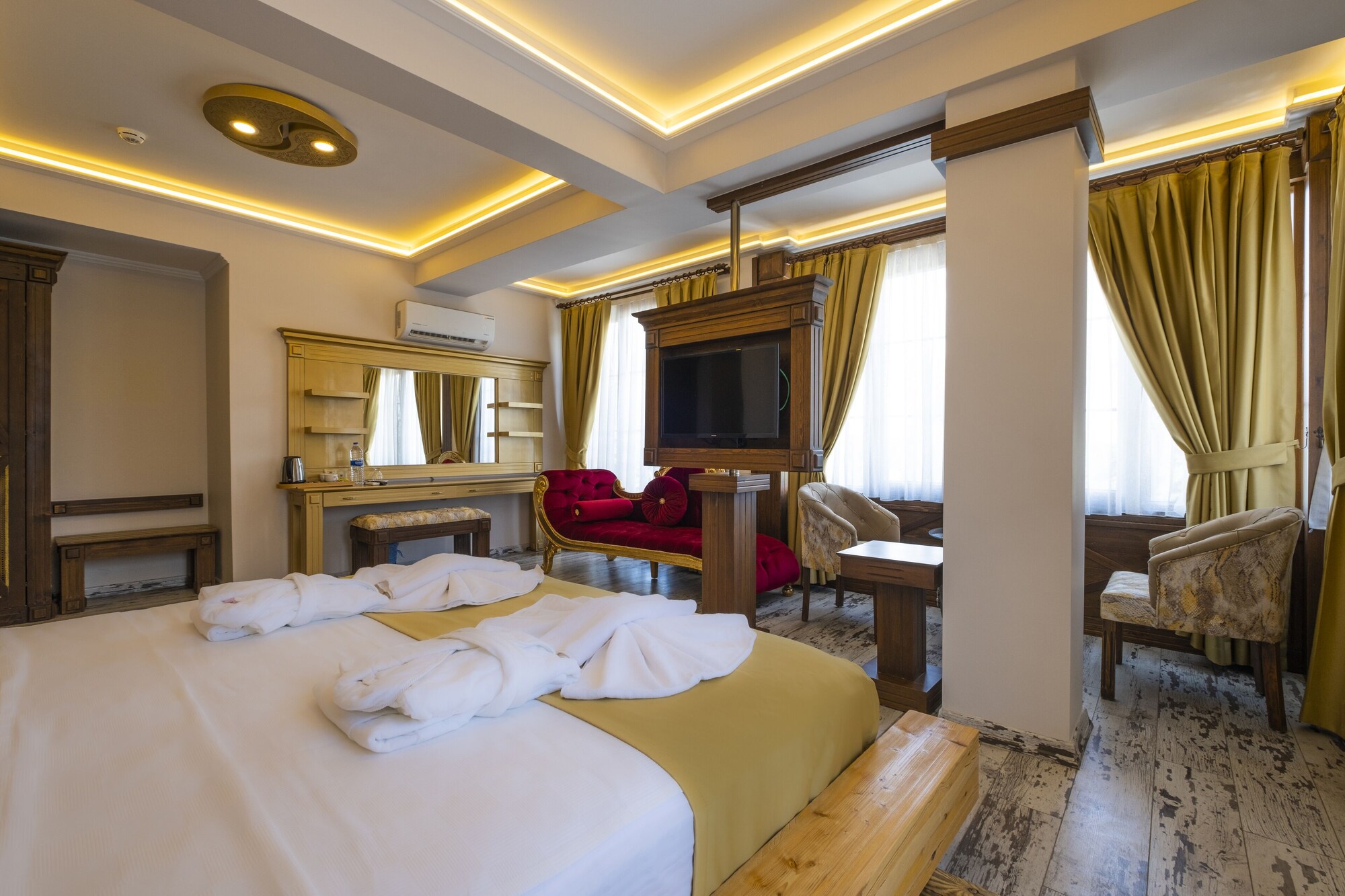 DELUXE, SUITE, HOT TUB