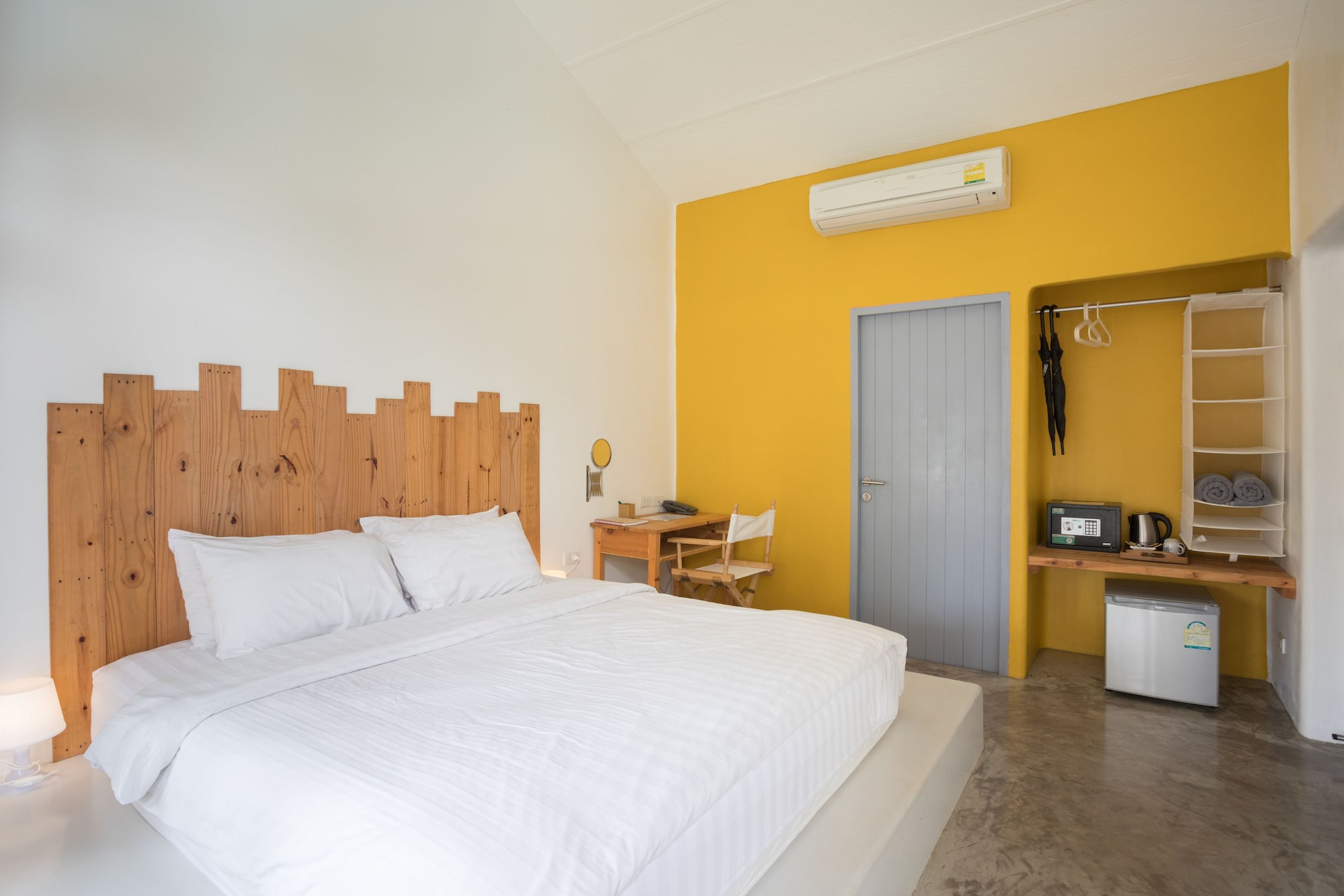 DELUXE, KING BED, POOL VIEW