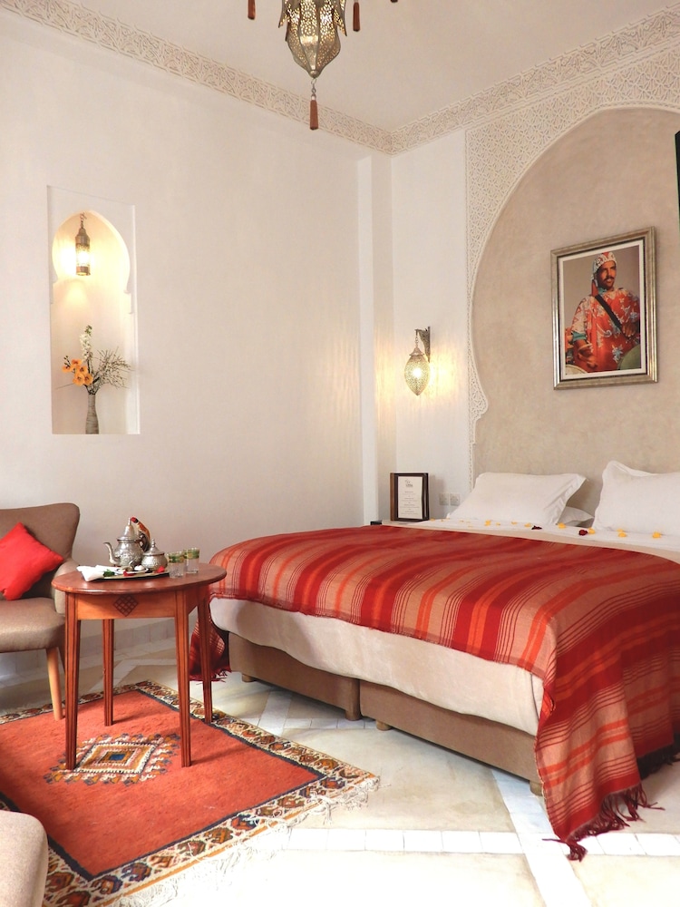 Riad Carina 8/75