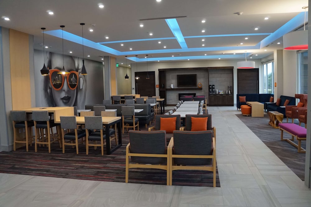 La Quinta Inn And Suites By Wyndham Lewisville 37/50