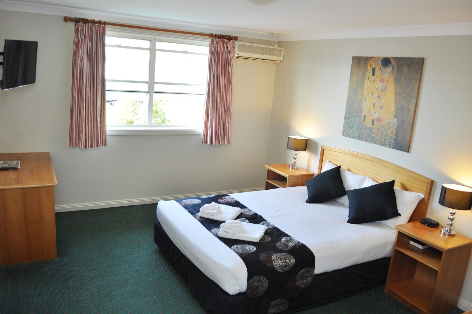 STANDARD, QUEEN BED