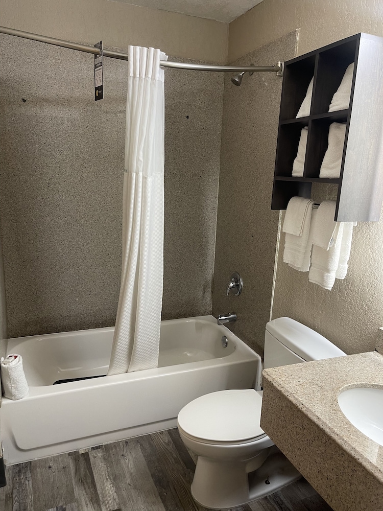 Standard, Queen Bed, Super 8 by Wyndham San Antonio Downtown NE 4/5