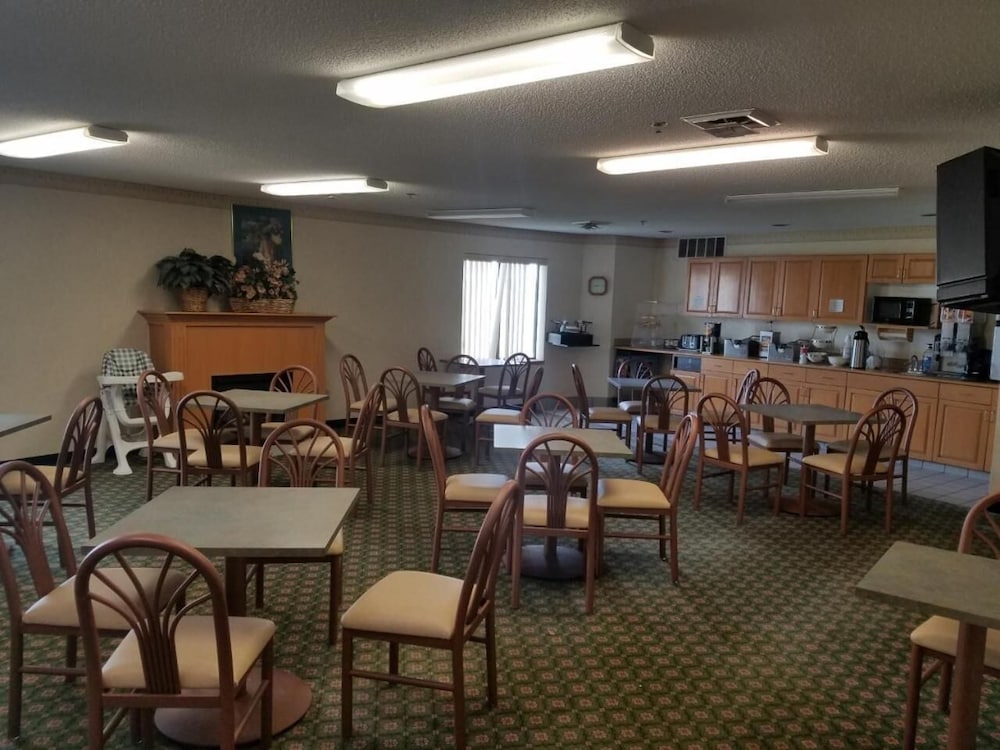 Syracuse Inn & Suites 18/22