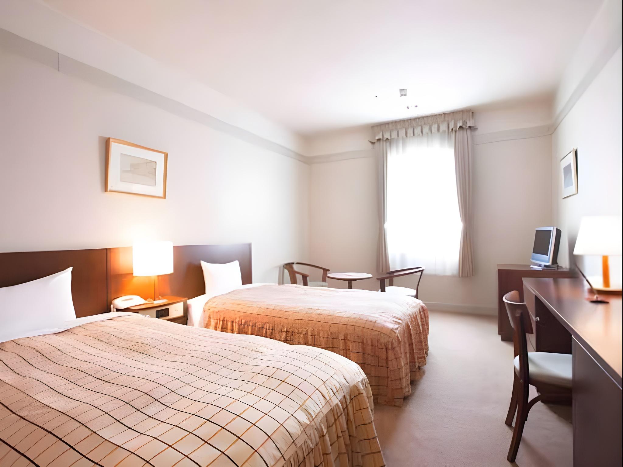 Room, Twin Beds, Smoking