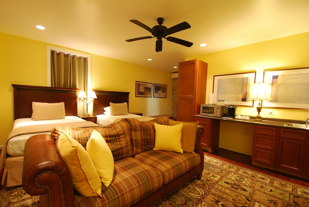 Grand Center Inn 8/37