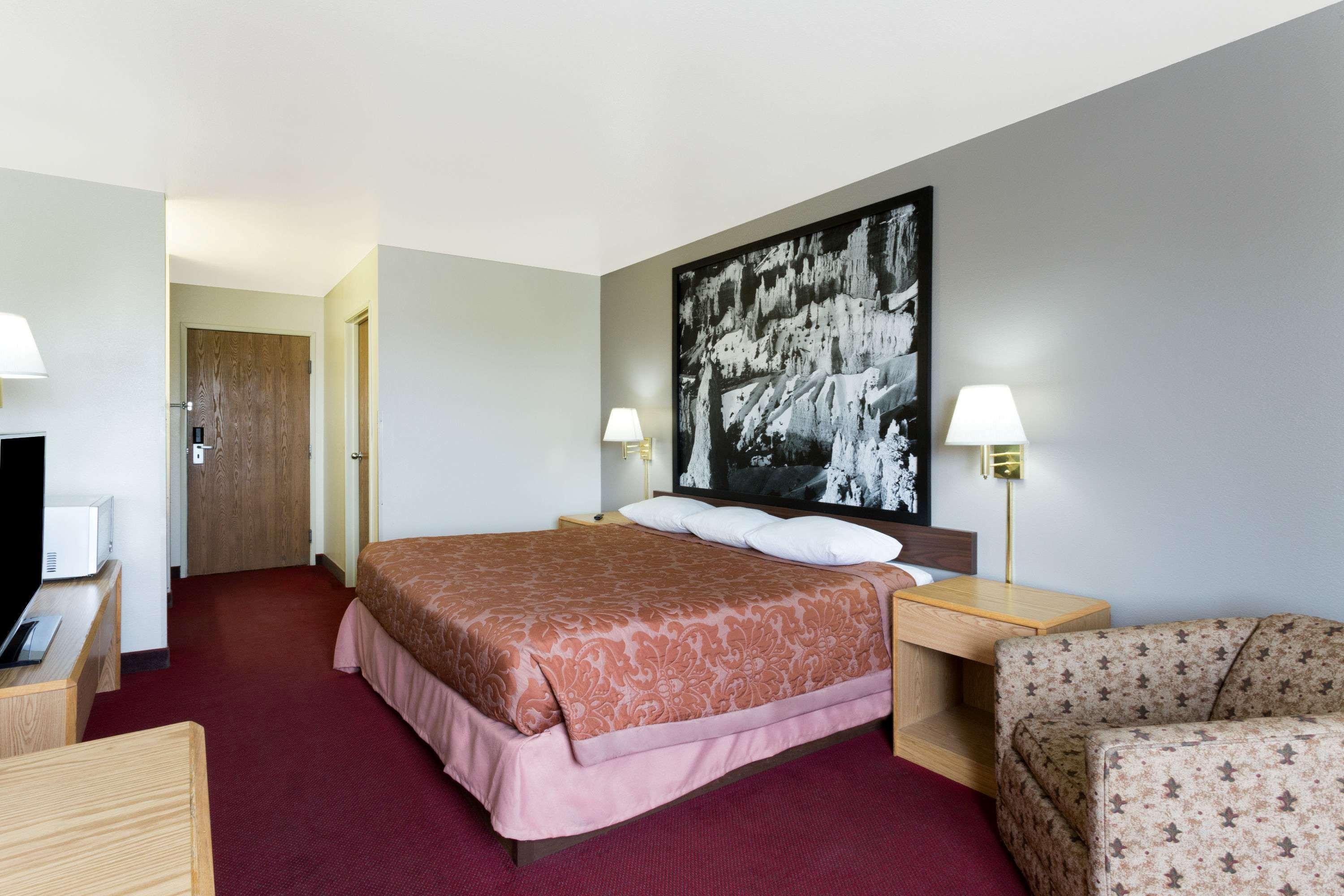 Super 8 By Wyndham Green River 18/25