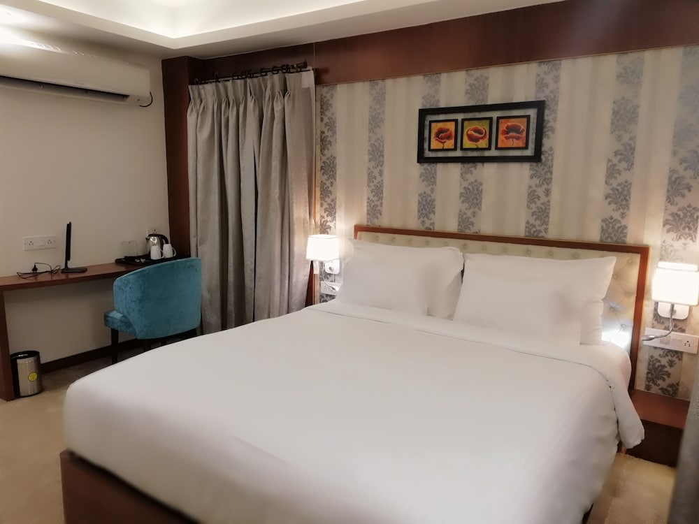 1 BEDROOM, DELUXE, DOUBLE BED, CITY VIEW