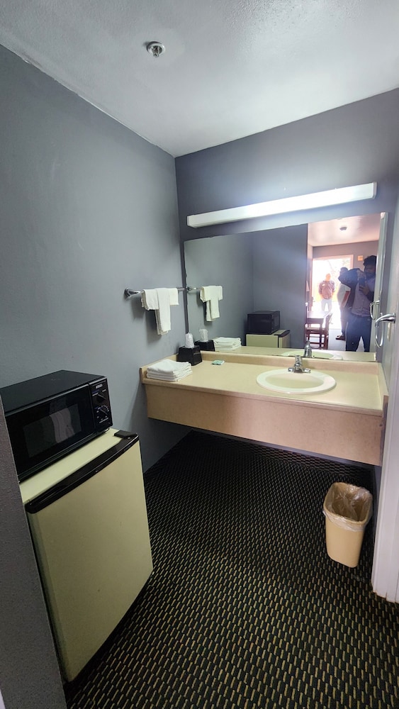 Benbrook Inn & Suites by Fort Worth I-20 6/34