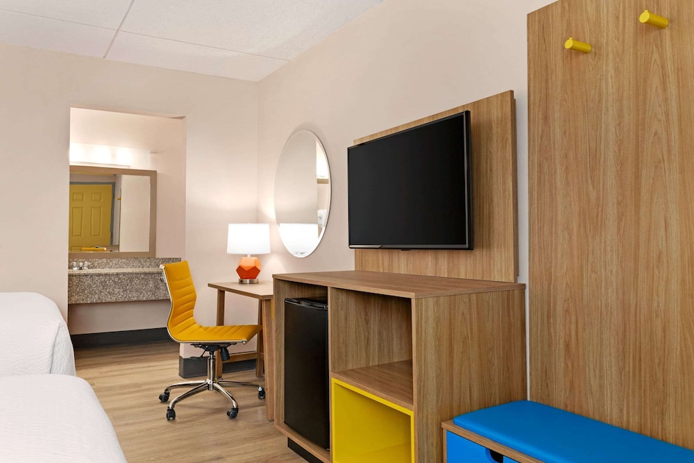 Hotel Bo, a Days Inn by Wyndham Chattanooga Downtown 38/48