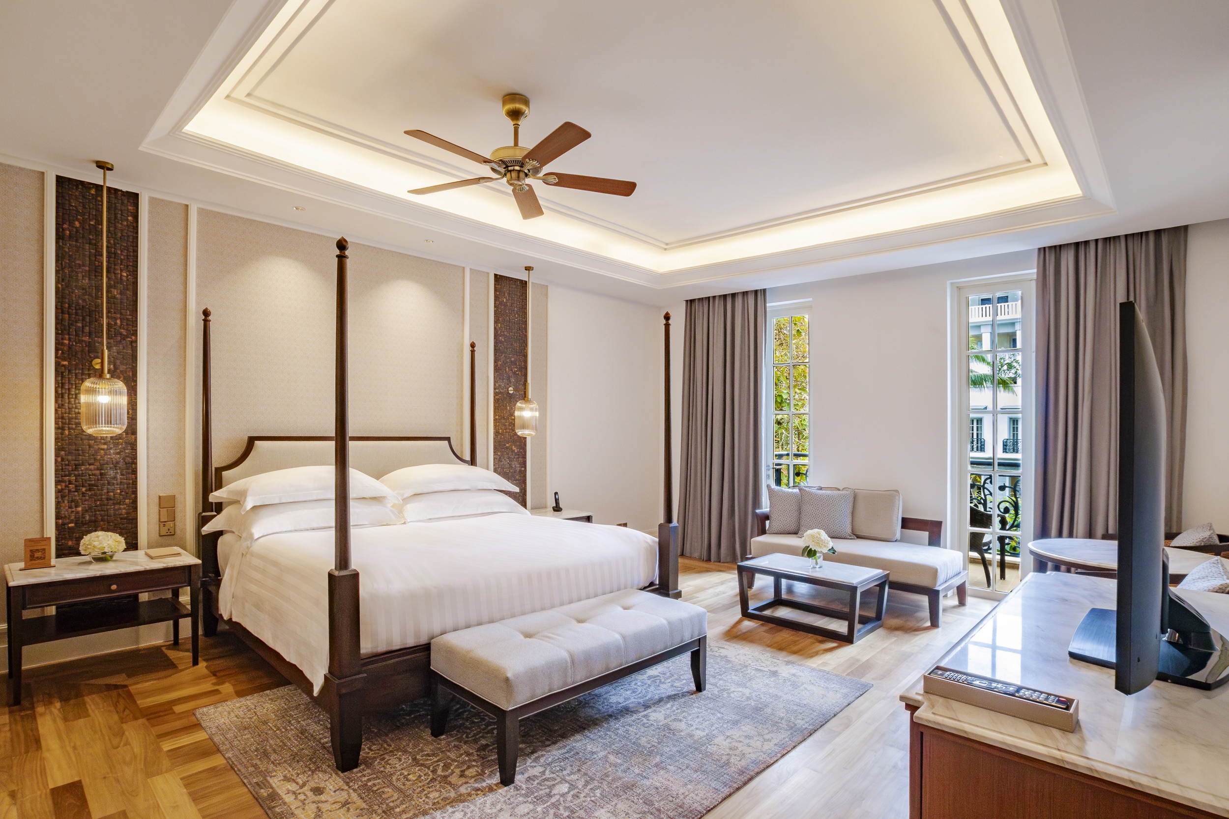 Merchant, King Bed, Hill View