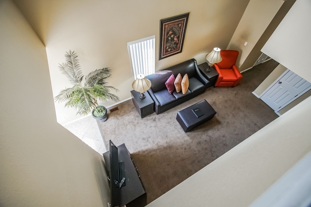 The Townhouses 38/55