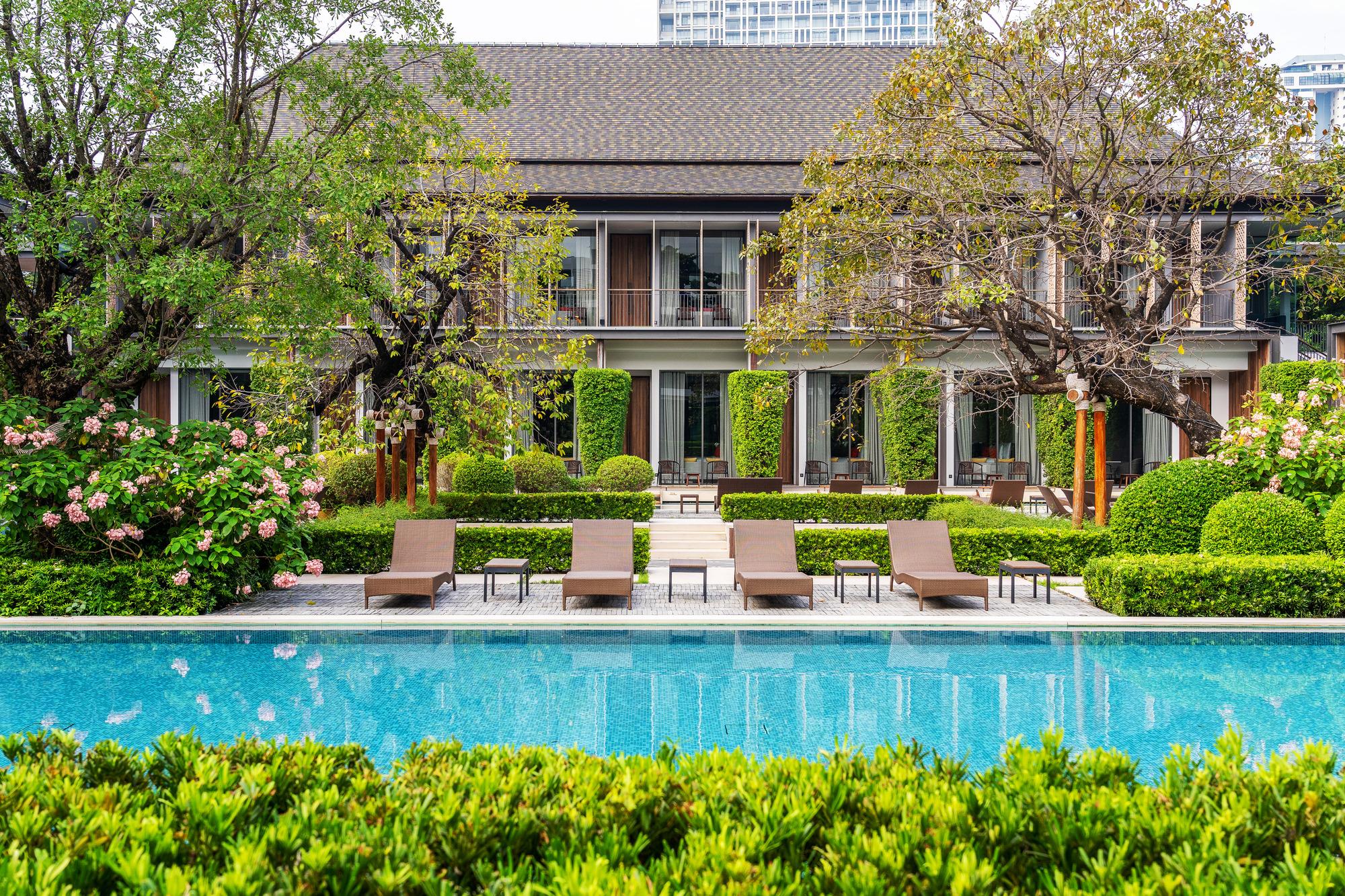 DELUXE POOL ACCESS