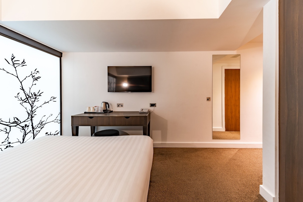 DELUXE, DOUBLE BED, NO WINDOW