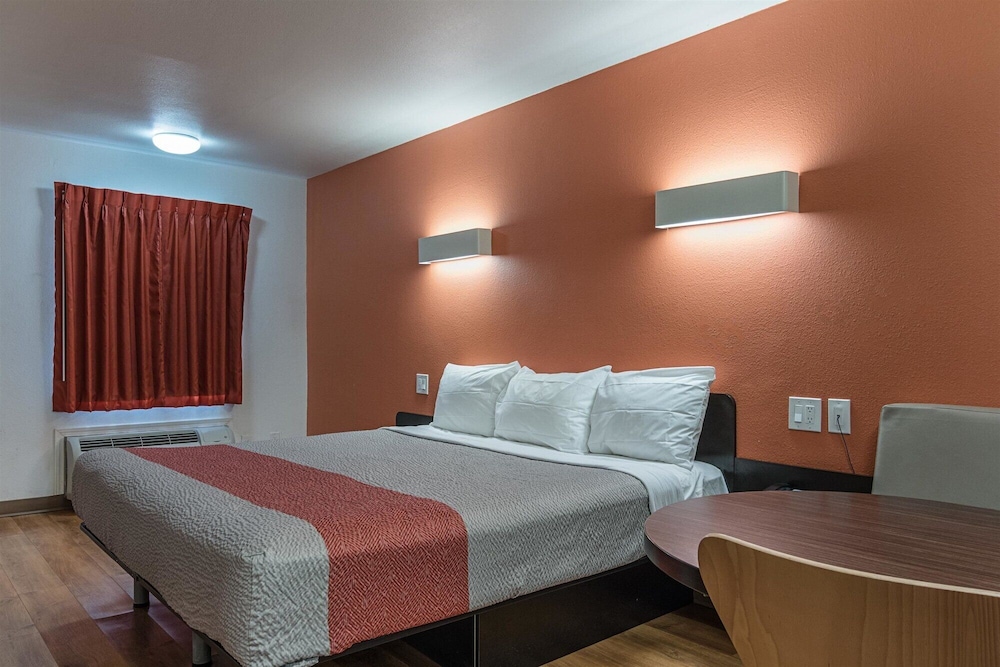 غرفة قياسية بسرير كينج لذوي الإعاقة، Motel6 Texarkana, AR 3/4
