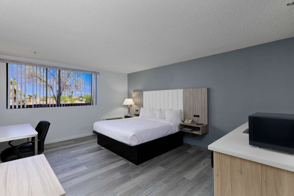 Studio6 Suites Lake Havasu City AZ 28/61