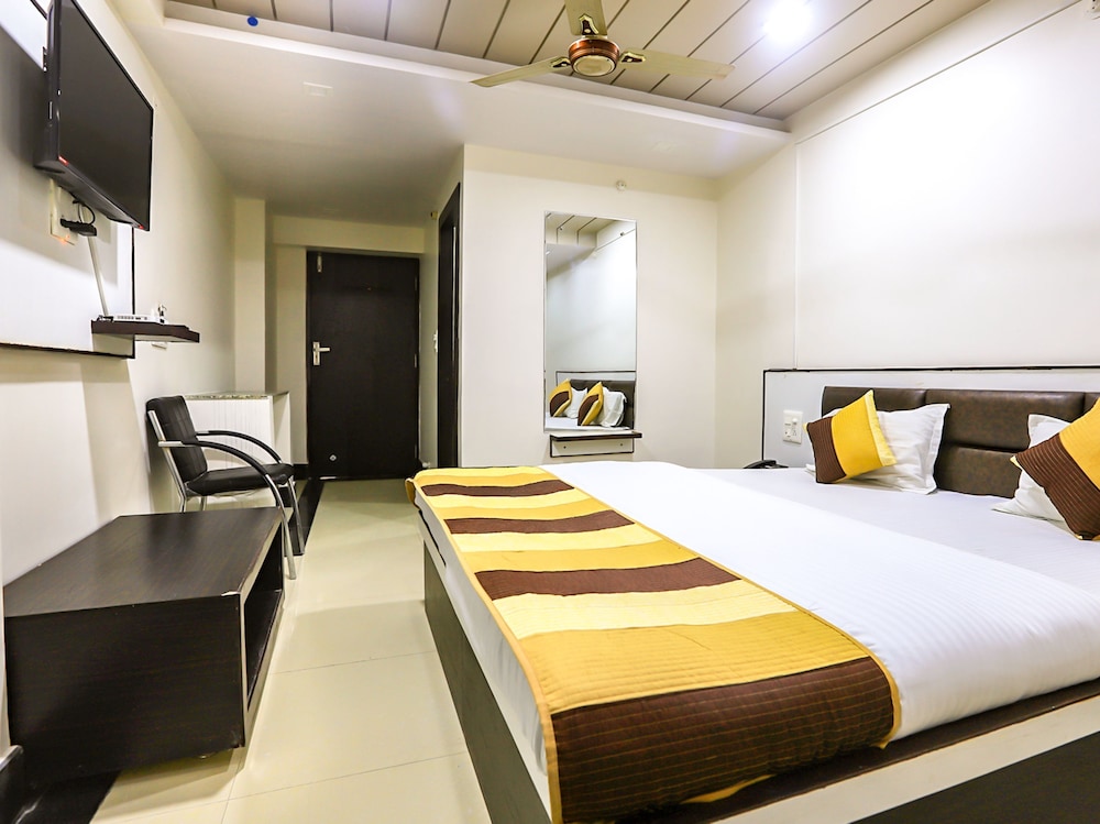 Oyo 11840 Hotel Venus 14/23