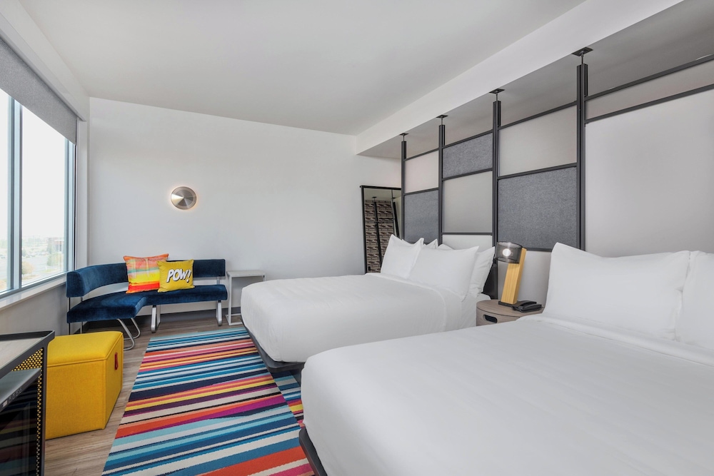 Room, 2 Queen Beds, Side Pool View