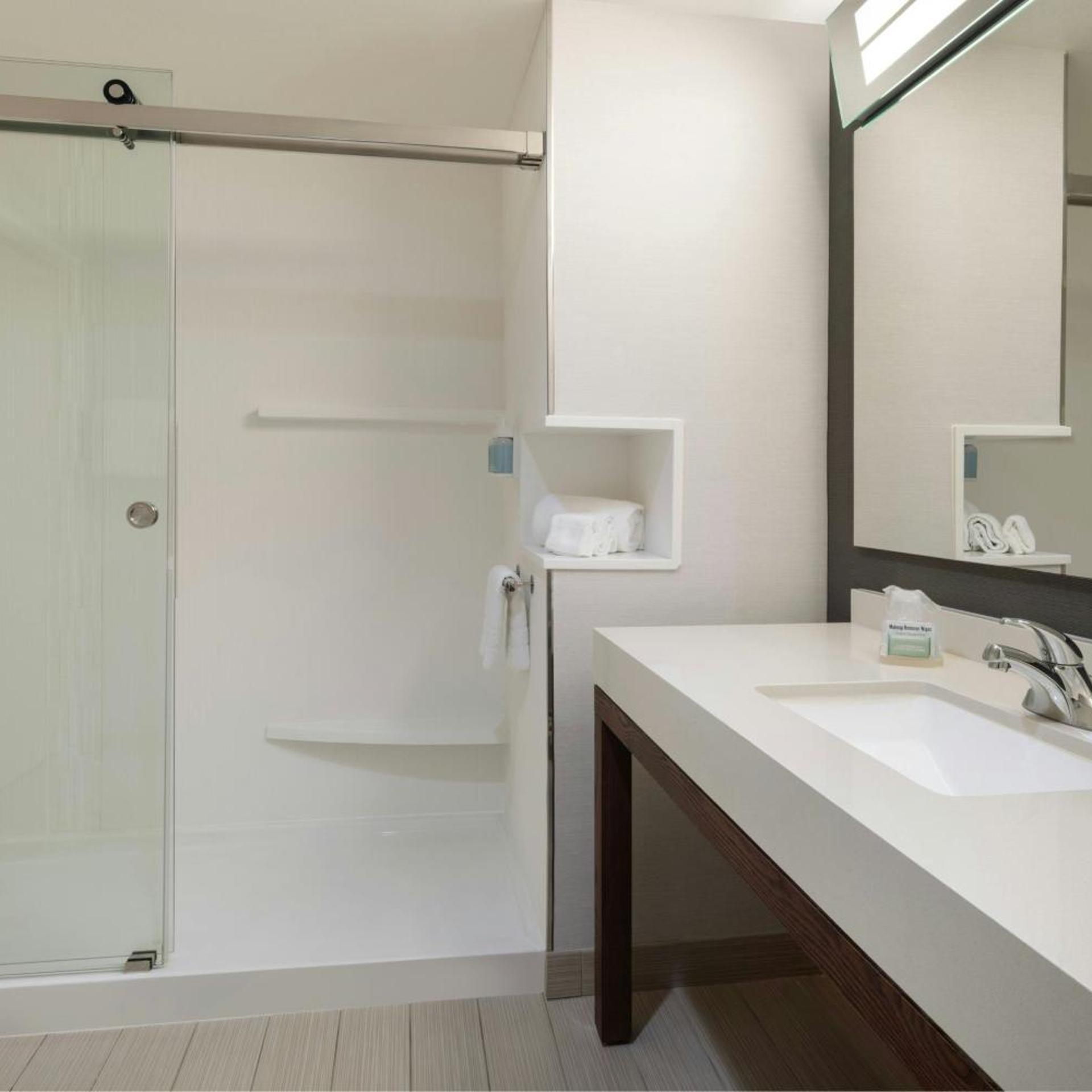 جناح تنفيذي بسرير كينج بغرفة نوم واحدة مع أريكة، Courtyard Redwood City 6/8