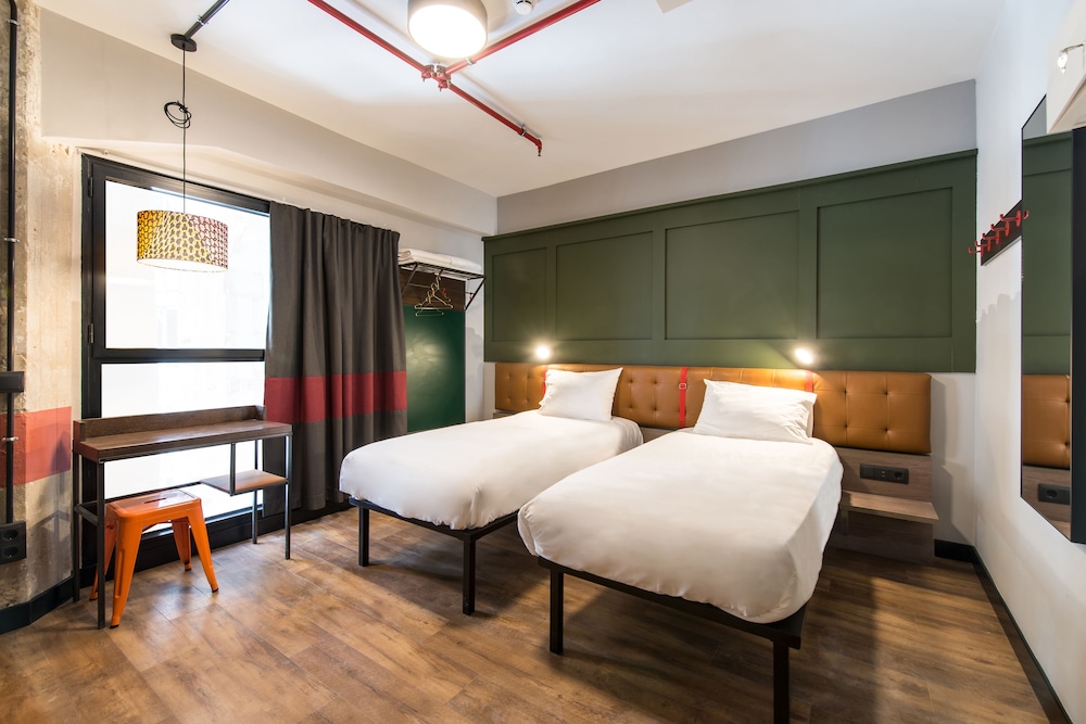 DELUXE, TWIN BEDS