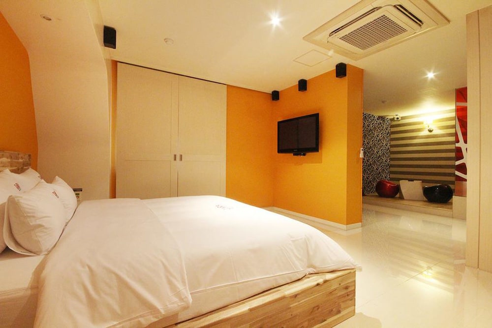 Zara Motel 15/68