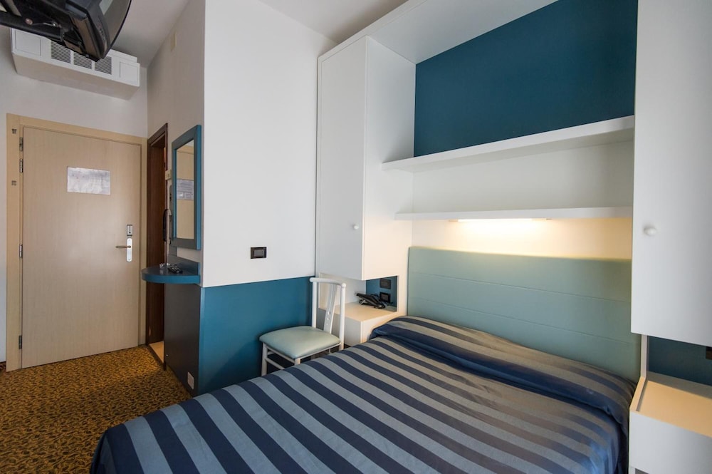 Christian Hotel 10/33