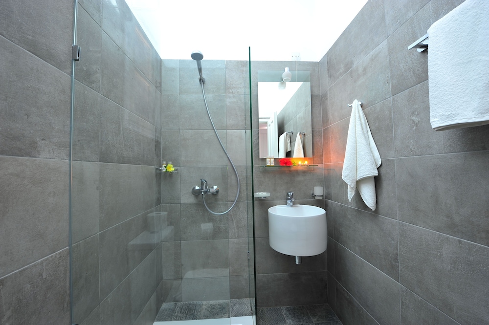 Akrotiri Hotel 26/68