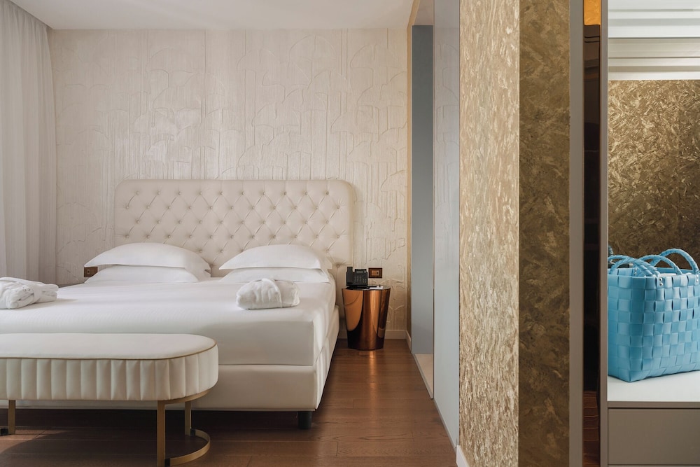 غرفة ديلوكس بسرير كينج بشرفة بإطلالة جزئية على البحر، The Promenade Luxury Wellness Hotel 9/9